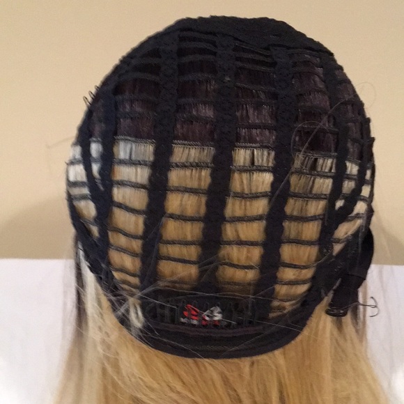 Short blonde with dark root wig - Picture 5 of 6